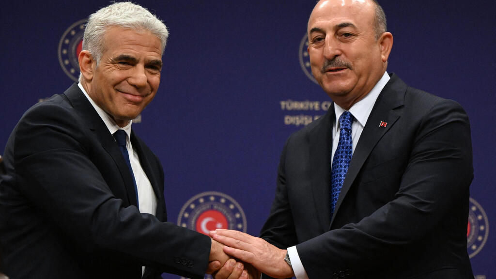 שר החוץ יאיר לפיד נפגש עם שר החוץ של טורקיה מבלוט צ'בושולו ב אנקרה
