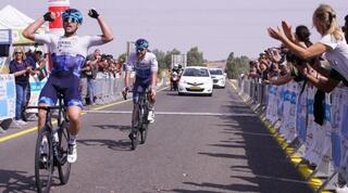 איתמר אינהורן חוגג אחרי שחצה את קו הסיום ראשון, גיא שגיב מאחוריו