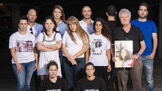 צילום קבוצתי של 15 בני משפחות של קורבנות לאלימות במשפחה 