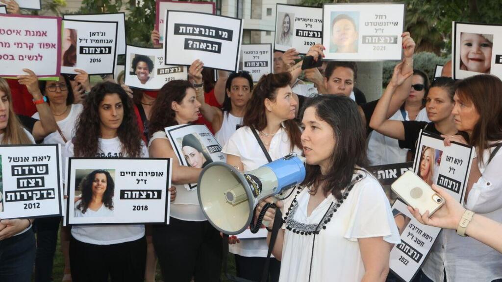 A protest for violence against women (Photo: Motti Kimchi ) הפגנה נגד אלימות נגד נשים מול ביתו של יאיר לפיד