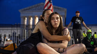 הפגנה מפגינים נגד ביטול פסק הדין שהתיר לבצע הפלה הפלות ברחבי ארה"ב ב וושינגטון 26 ביוני