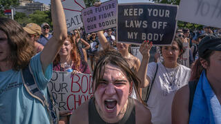 הפגנה מפגינים נגד ביטול פסק הדין שהתיר לבצע הפלה הפלות ברחבי ארה"ב ב וושינגטון 26 ביוני