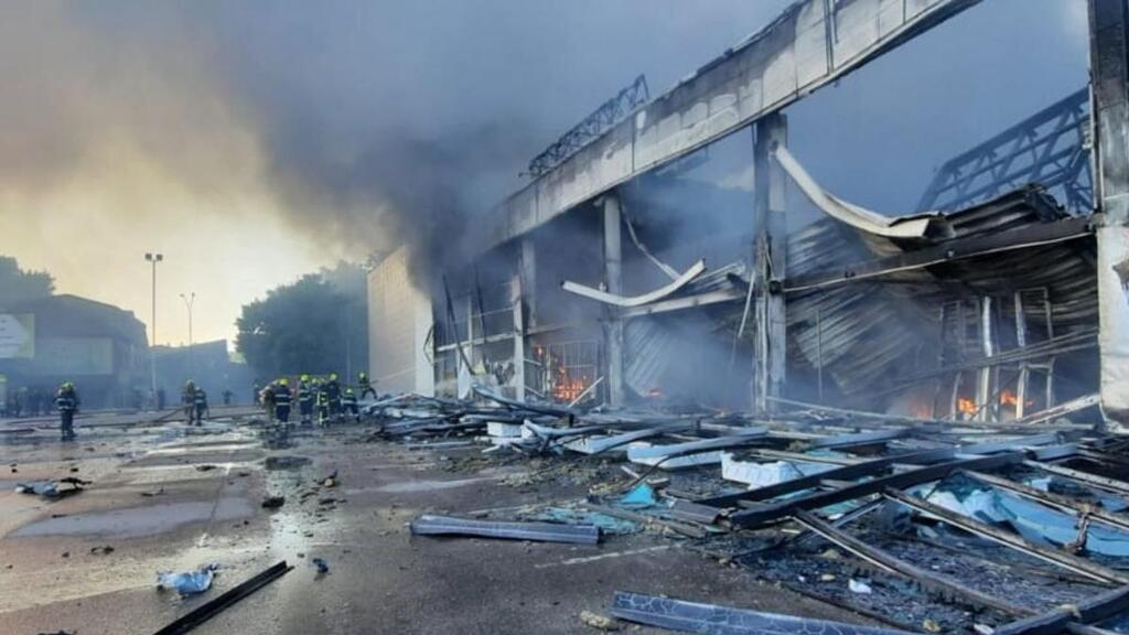 Торговый центр в Кременчуге после обстрела