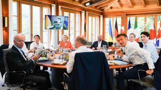נשיא אוקראינה וולודימיר זלנסקי נואם בפני מנהיגי ה-G7 ב פסגה ב גרמניה