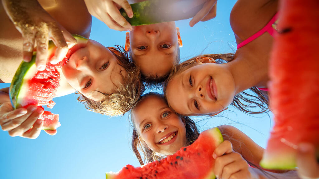 Фото: shutterstock ילדים אוכלים אבטיח