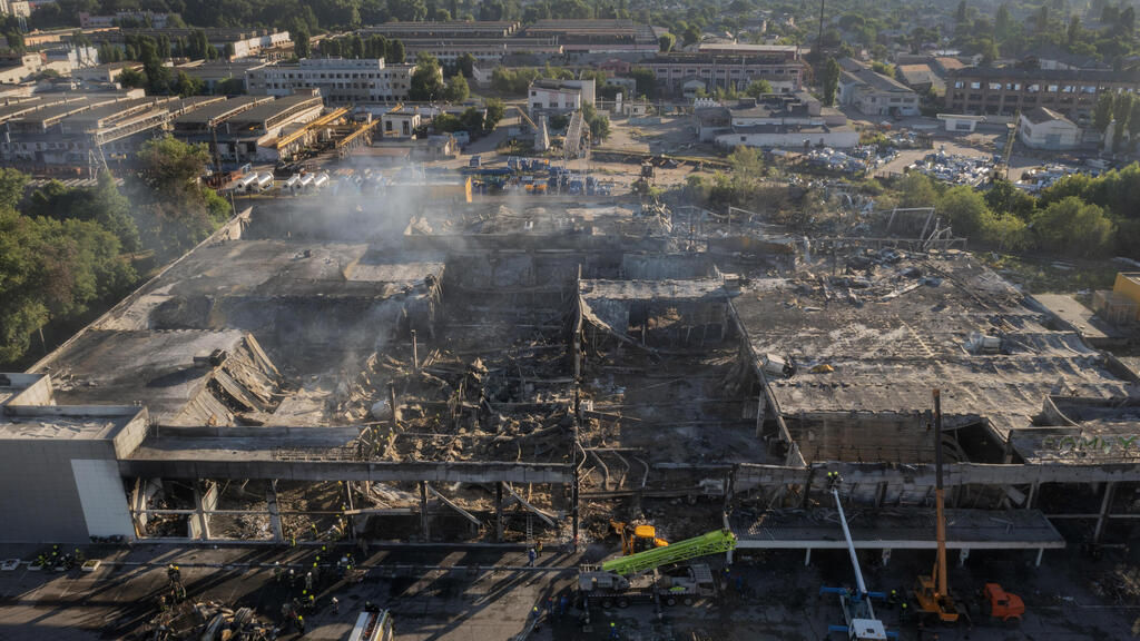 Кременчуг после российского обстрела (Фото: AP) אוקראינה הריסות קניון קרמנצ'וק פגיעה של טיל רוסיה שריפה גבר פצוע