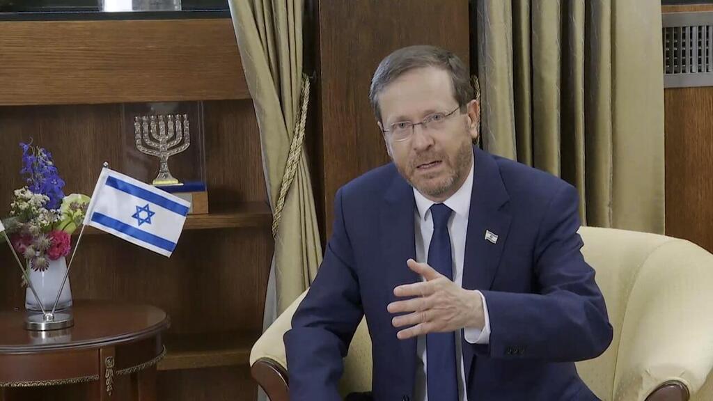 נשיא המדינה הרצוג בפגישתו עם ראש הממשלה הנכנס יאיר לפיד בבית הנשיא