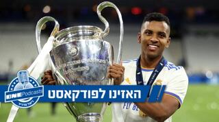 רודריגו עם גביע האלופות