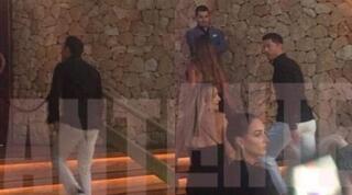 לבנדובסקי וצ'אבי נכנסים לאותה המסעדה באיביזה