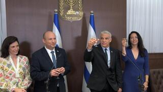 בנט ולפיד בהעברת המקל