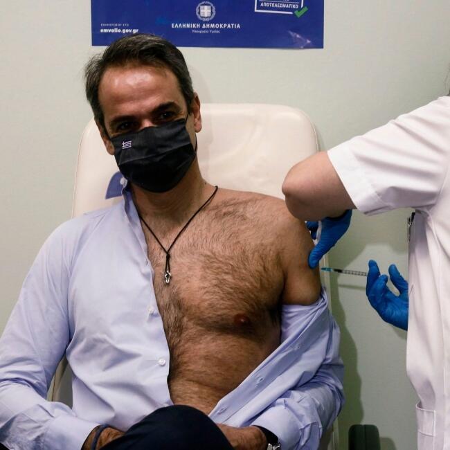 Премьер-министр Греции Кириакос Мицотакис прививается от коронавируса