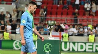 אוסקר גלוך המאוכזב מביט אל הגביע