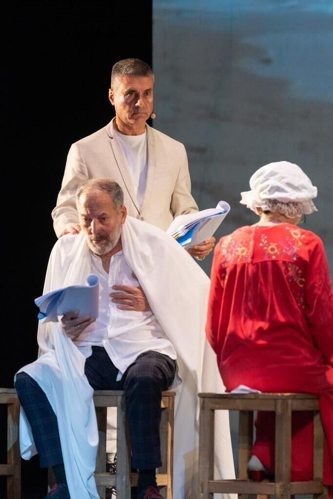 שגריר ישראל ברומניה דוד סרנגה בהצגה לזכרו של חנוך לוין