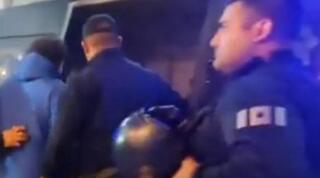 גבי מיליטו מוכנס לניידת  (מערכת ONE)