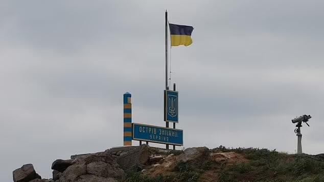דגל אוקראינה מונף ב אי הנחשים בים השחור