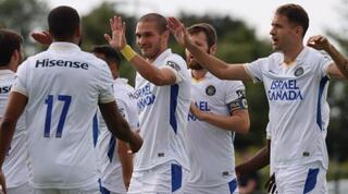 שחקני מכבי תל אביב חוגגים