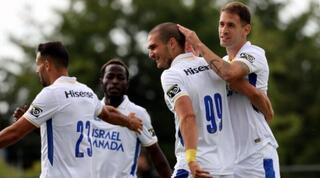 אנריק סבוריט חוגג עם ג'ורג'ה יובאנוביץ'