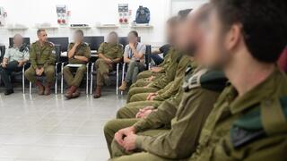 הרמטכ"ל כוכבי בפגישה עם לוחמים שעושים הסבה ליחידת 8200