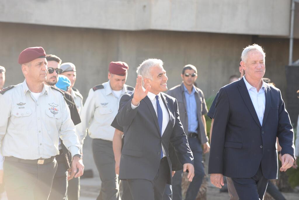 יאיר לפיד ובני גנץ בטקס סיום קורס קצינים