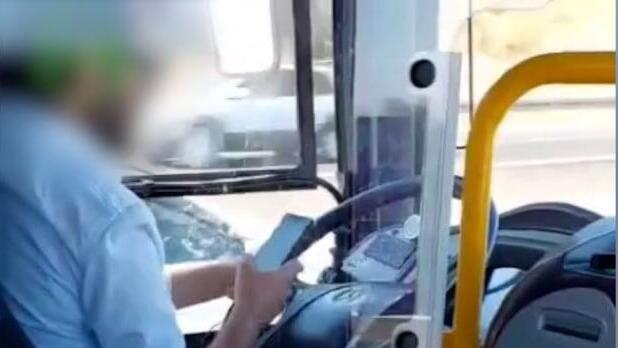 תיעוד: נהג האוטובוס שמשחק עם הטלפון בזמן הנהיגה