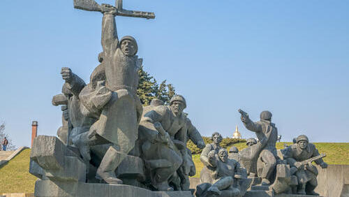 Скульптура в Национальном музее истории Украины во Второй мировой войне, открытом в годы советской власти (Фото: OPIS Zagreb, shutterstock) Скульптура в Национальном музее истории Украины во Второй мировой войне, открытом в годы советской власти