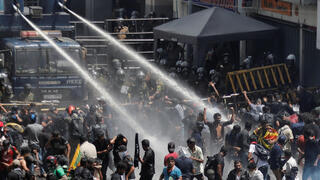 המשטרה בסרי לנקה מנסה לפזר את ההפגנה מול ביתו של הנשיא גוטבאיה רג'פקסה