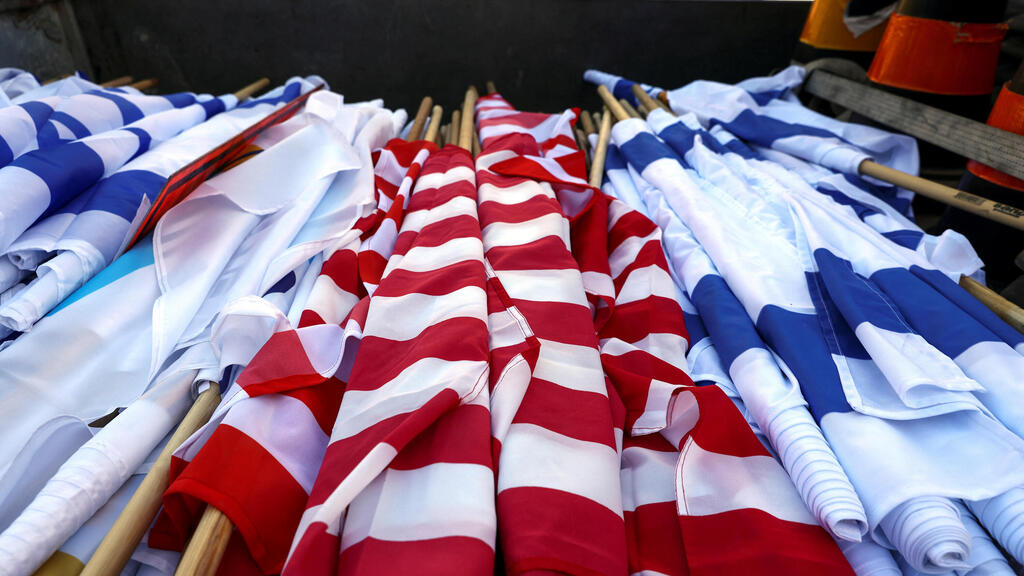 Israeli and U.S. flags (Photo: Reuters) תולים דגלי ארה"ב בירושלים לקראת ביקור ביידן