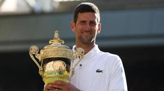 נובאק ג'וקוביץ חוגג עם הגביע