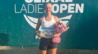 לינה גלושקו עם הפרחים אחרי ההפסד בגמר