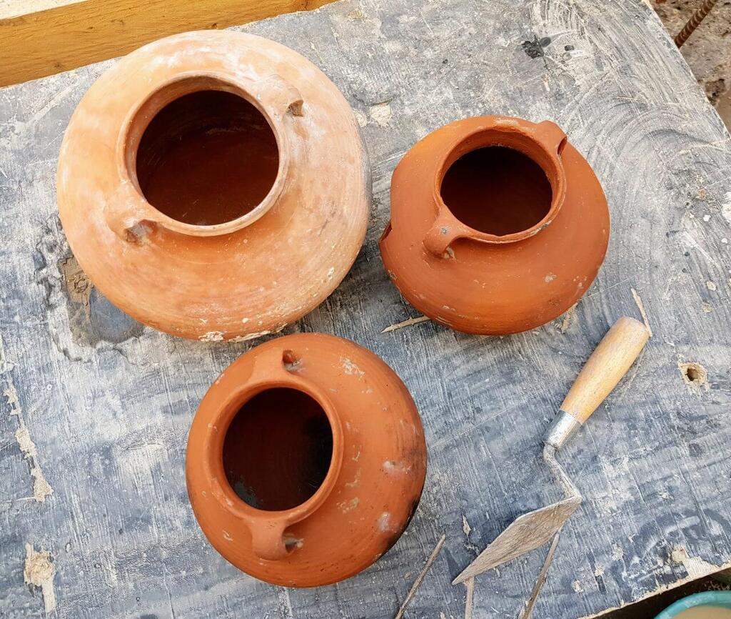 Глиняные сосуды сохранились идеально (Фото: Михаль Гавер) ממצאי חפירות ארכיאולוגיות למרגלות הרובע היהודי בירושלים