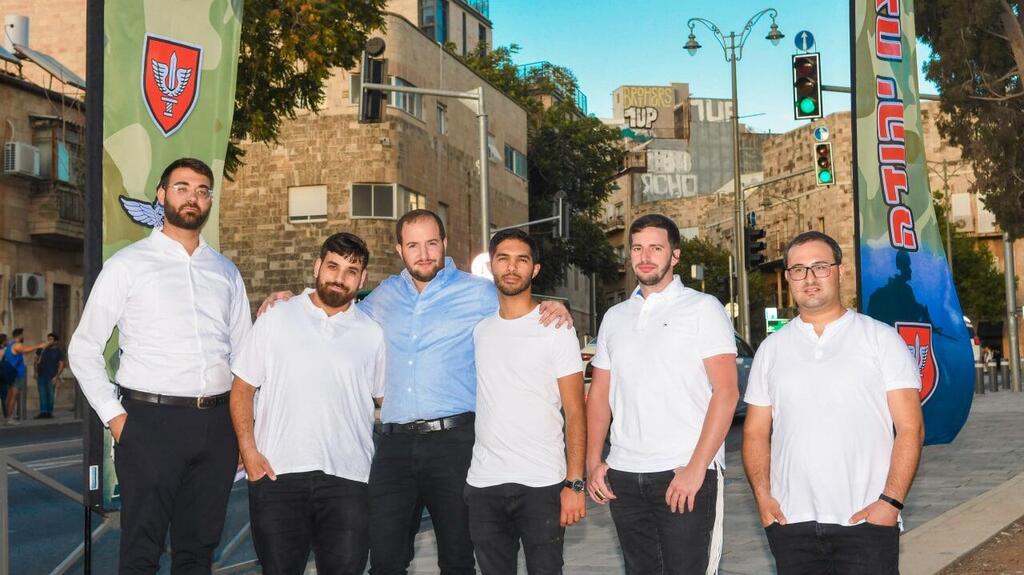 מימין לשמאל: מאיר בוהדנה (30) אלעד; הערשי פרלמוטר (25), ירושלים; זכריה קלון (30) רחובות; המנכ"ל יוסי לוי; בן אל עמירה (25), נתניה; יקיר אוזן (25), בית שמש.