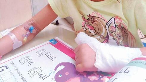 Пострадавшая малышка с пришитым на место пальцем 