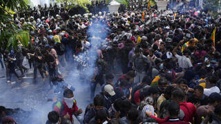 סרי לנקה מפגינים בעיר קולומבו מחוץ ללשכת ראש הממשלה רניל ויקרמסינגה 