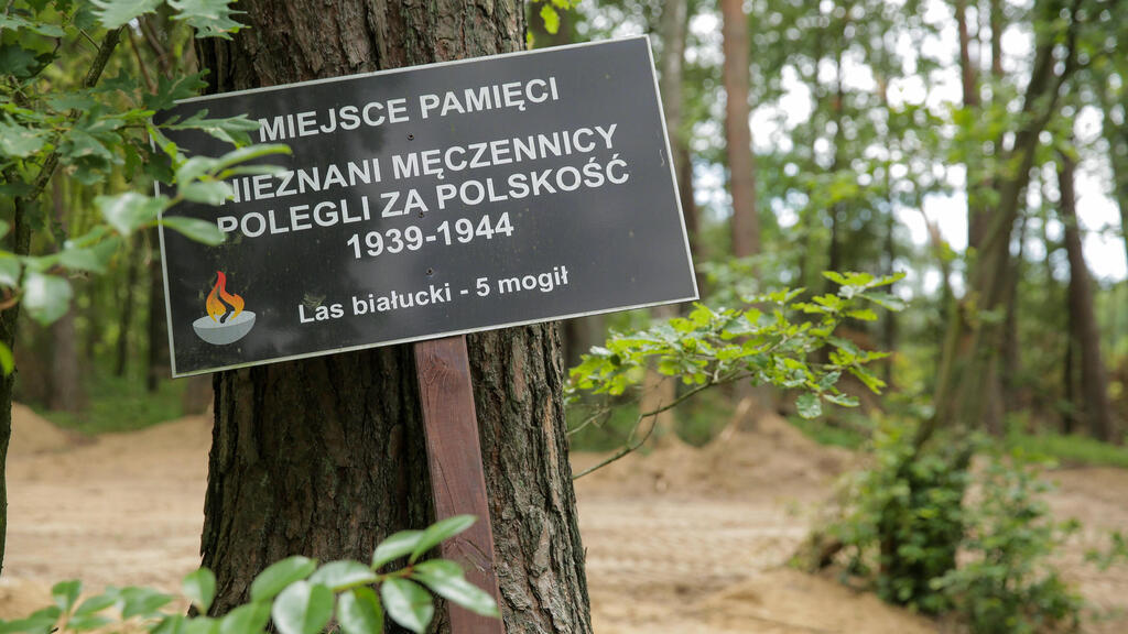 פולין זירת מציאת קבר אחים ובו 17.5 טונות של אפר אדם קורבנות שרצחו הנאצים ליד מחנה הריכוז סונדאו