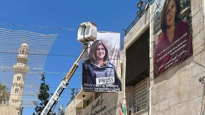 תמונה של שירין אבו עאקלה מול כנסיית המולד בבית לחם