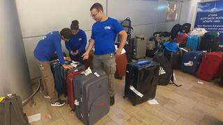 מדריכי של"ח צעירים מסייעים בהתנדבות להשיב מזוודות אבודות לבעליהן