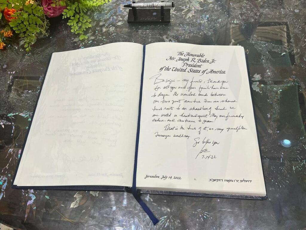 ג'ו ביידן חתם בספר האורחים בבית הנשיא
