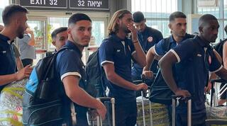 שחקני הפועל חדרה בשדה התעופה