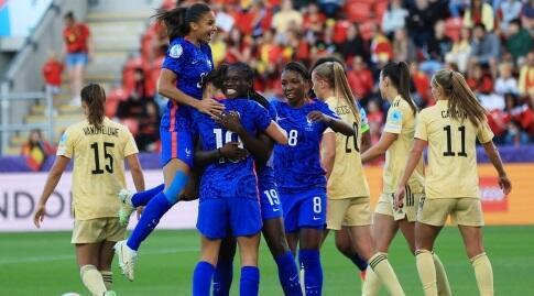 שחקניות צרפת חוגגות לצד שחקניות בלגיה המאוכזבות