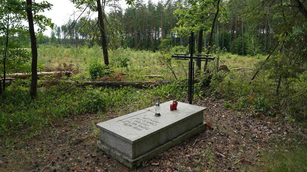 פולין קבר סמלי בזירת מציאת קבר אחים ובו 17.5 טונות של אפר אדם קורבנות שרצחו הנאצים ליד מחנה הריכוז סונדאו