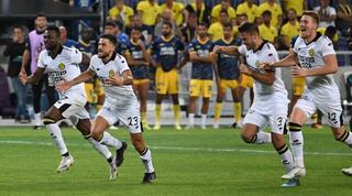 שחקני מכבי נתניה חוגגים