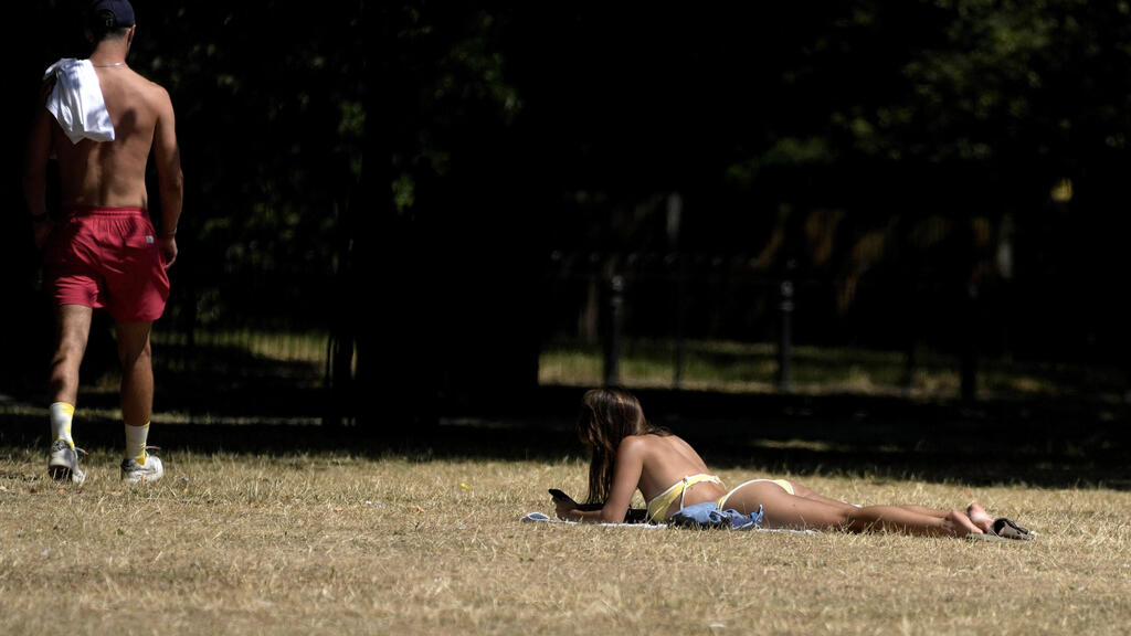 גל חום אירופה משתזפים על הדשא ב לונדון בריטניה אנגליה
