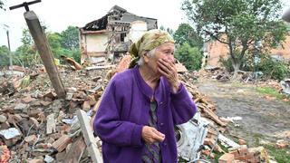 אוקראינה ראיסה קובאל בת 82 מגיבה למראה בניין שנהרס בהפגזה ליד חרקוב