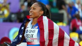 אליסון פליקס חוגגת