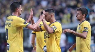 אילון אלמוג חוגג את שער היתרון עם שחקני מכבי תל אביב