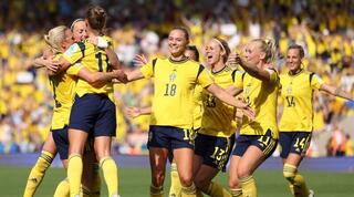 שחקניות שבדיה חוגגות