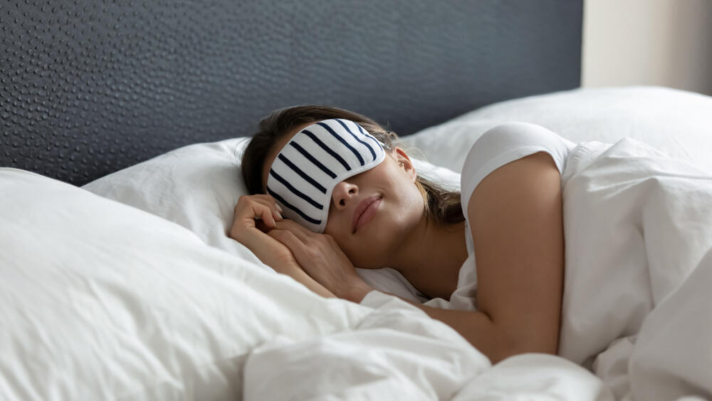 девушка сон маска