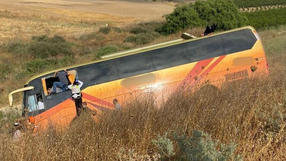 האוטובוס נוטה על צידו בצד הדרך, כביש 1 לכיוון ירושלים