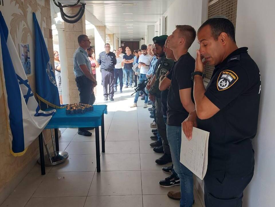 שוטרים עומדים דומיה לזכר ברק משולם ז"ל