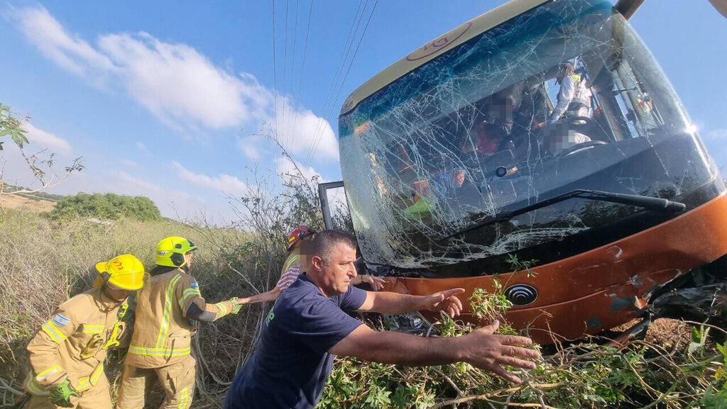 האוטובוס נוטה על צידו בצד הדרך, כביש 1 לכיוון ירושלים